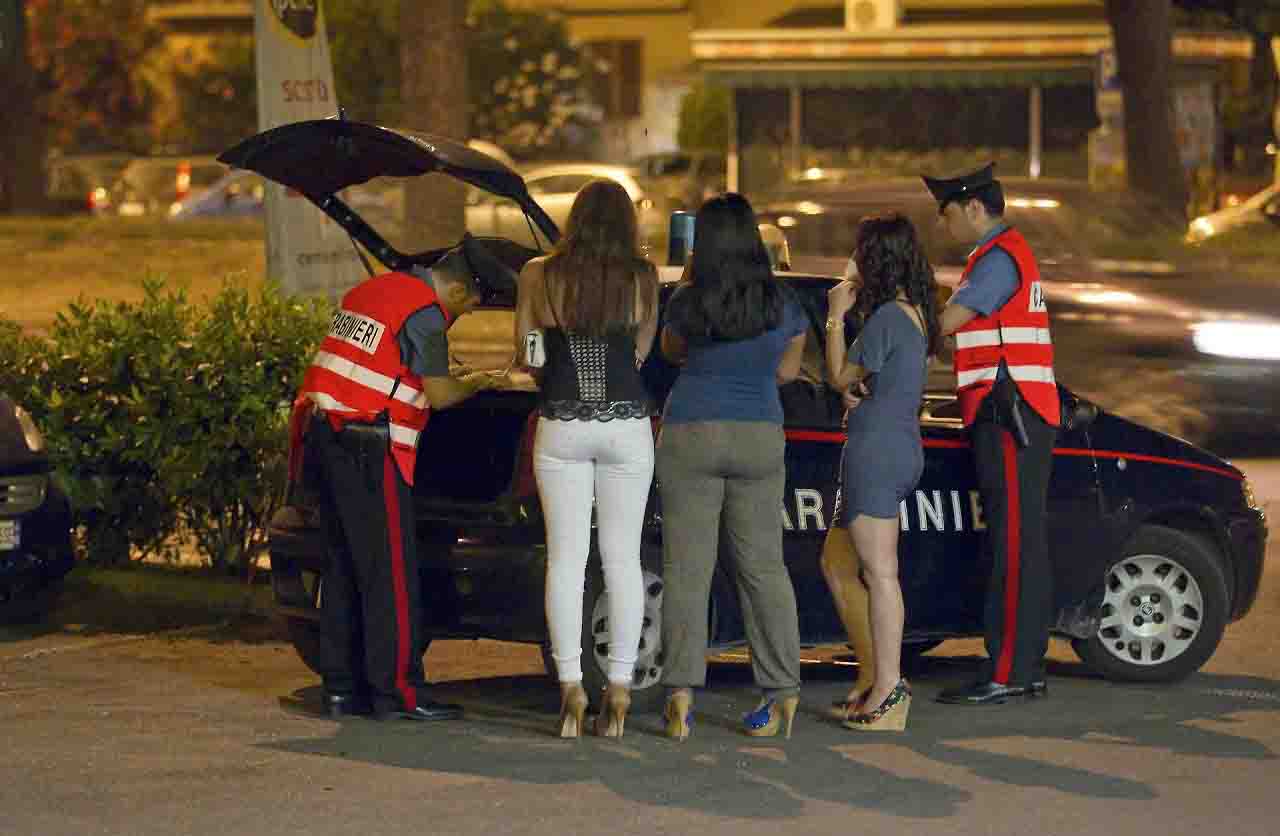 Sorpreso dai carabinieri con una prostituta fornisce le generalità del fratello