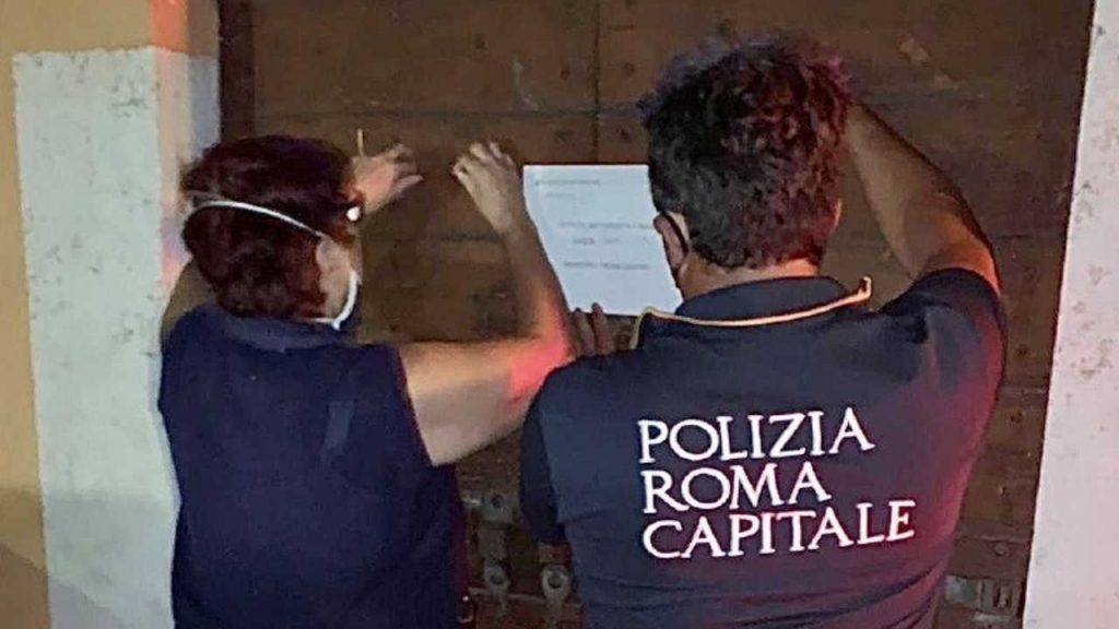 Il locale di scambisti diventa luogo di assembramento: saracinesca abbassata