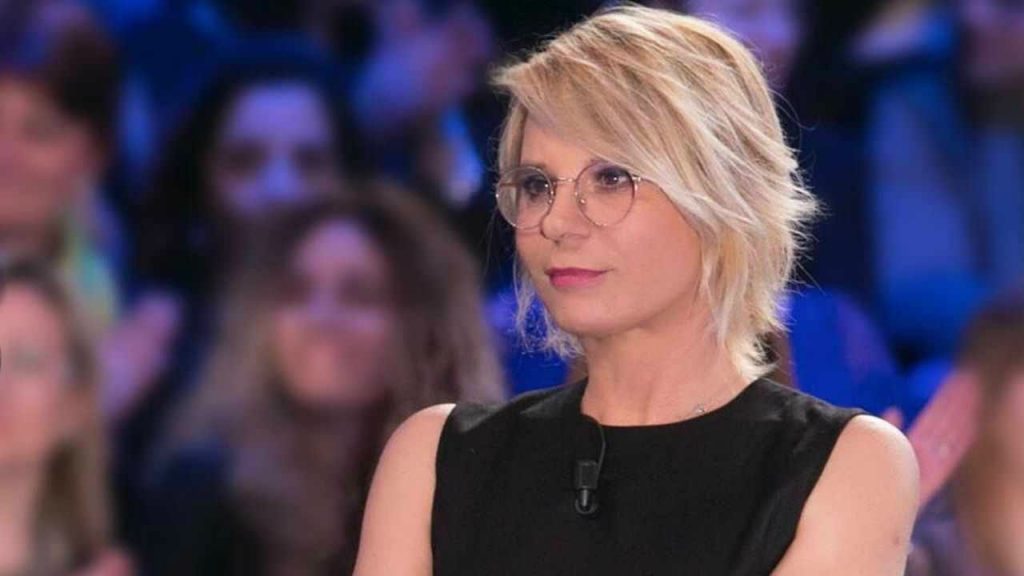 Maria De Filippi una di noi, pizzicata al bancone del pesce: foto