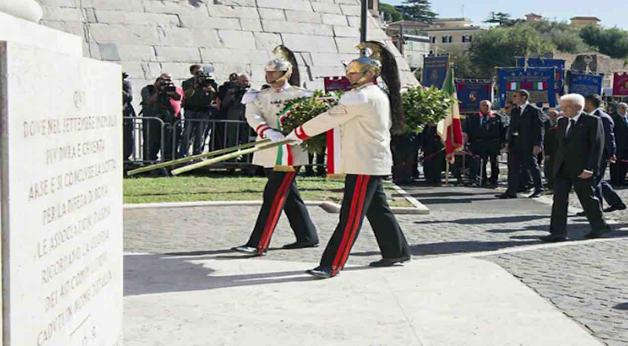 mattarella depone corona d'alloro x la commemorazione ai caduti di roma