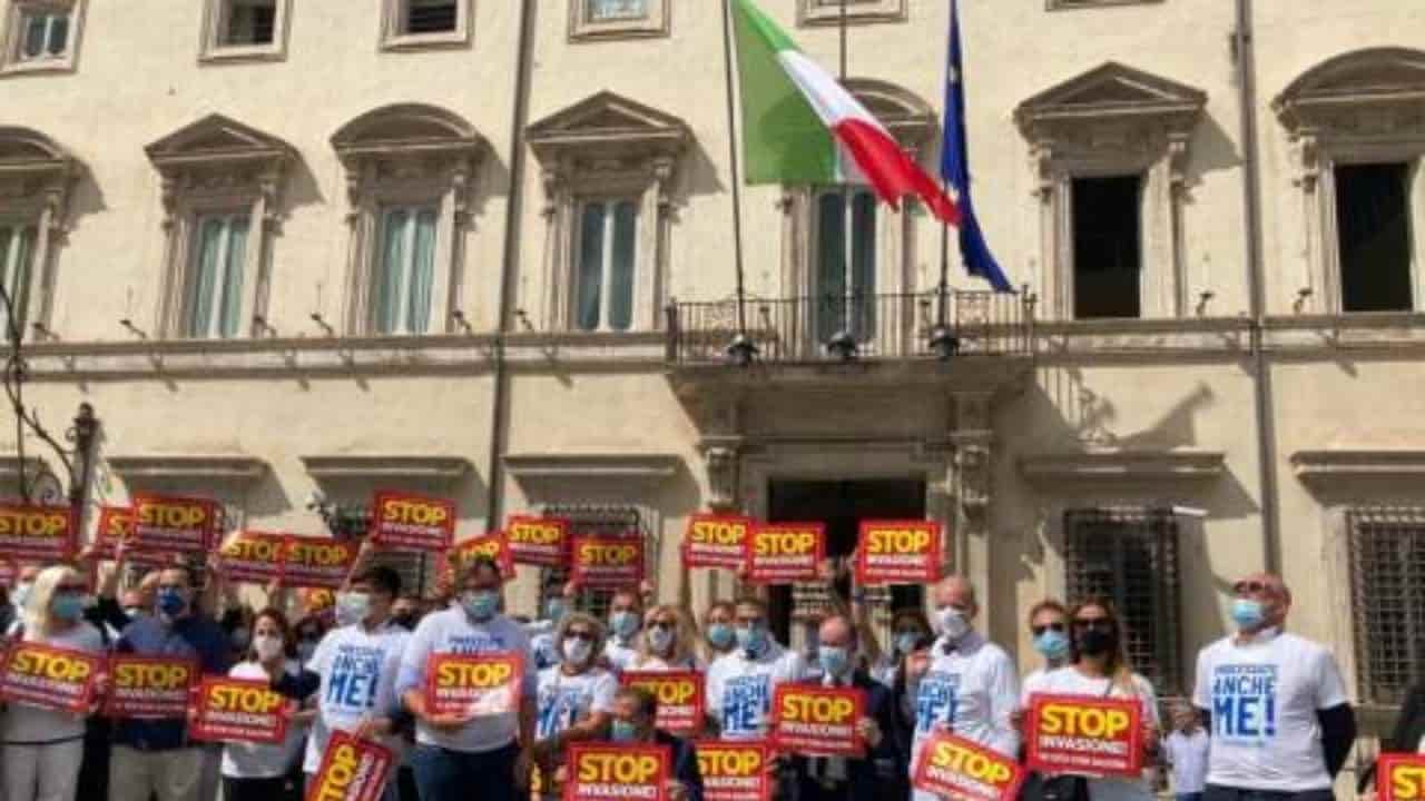 protesta della lega palazzo chigi - stop invasione migranti