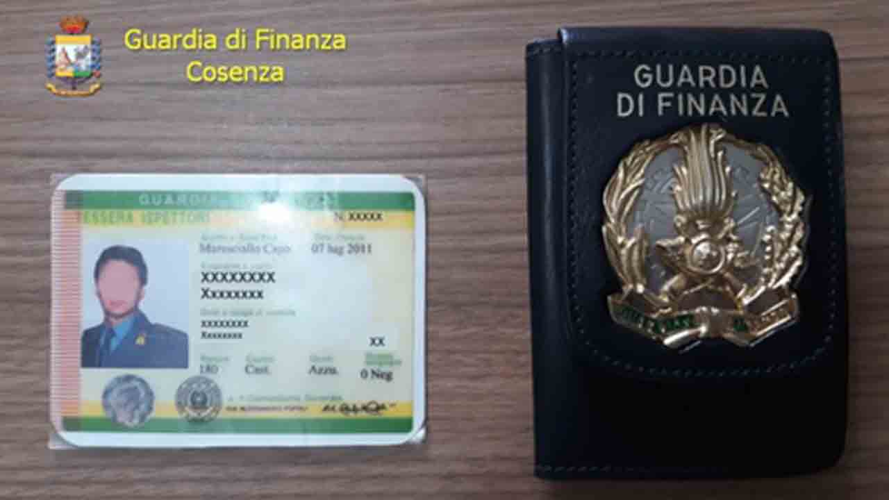 Si fingeva finanziere, arrestato da quelli veri 