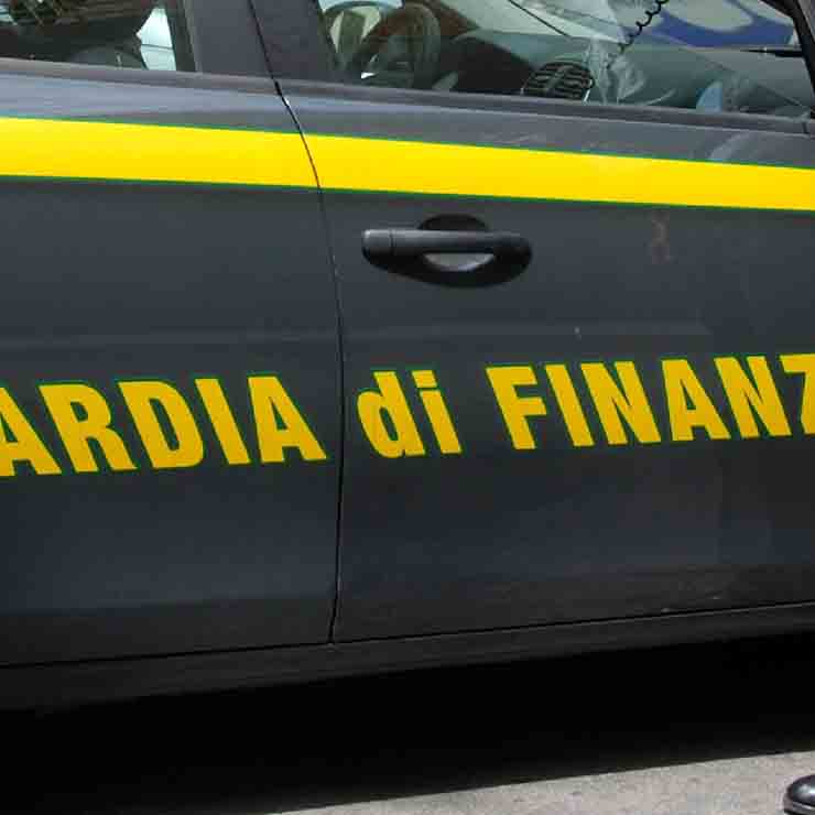 Si fingeva finanziere, arrestato da quelli veri 