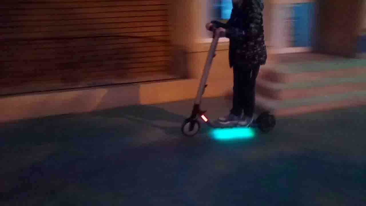 Sfreccia a 80 all’ora sul monopattino di notte (VIDEO) Sfreccia a 80 all’ora sul monopattino di notte (VIDEO)
