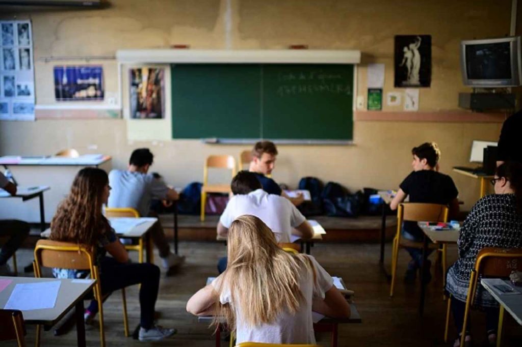 Alunno senza penna ma nessuno può prestargliela: normative covid severissime