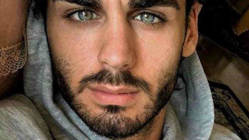 Alberto Urso coccole a bordo piscina: muscoli e tatuaggi in primo piano