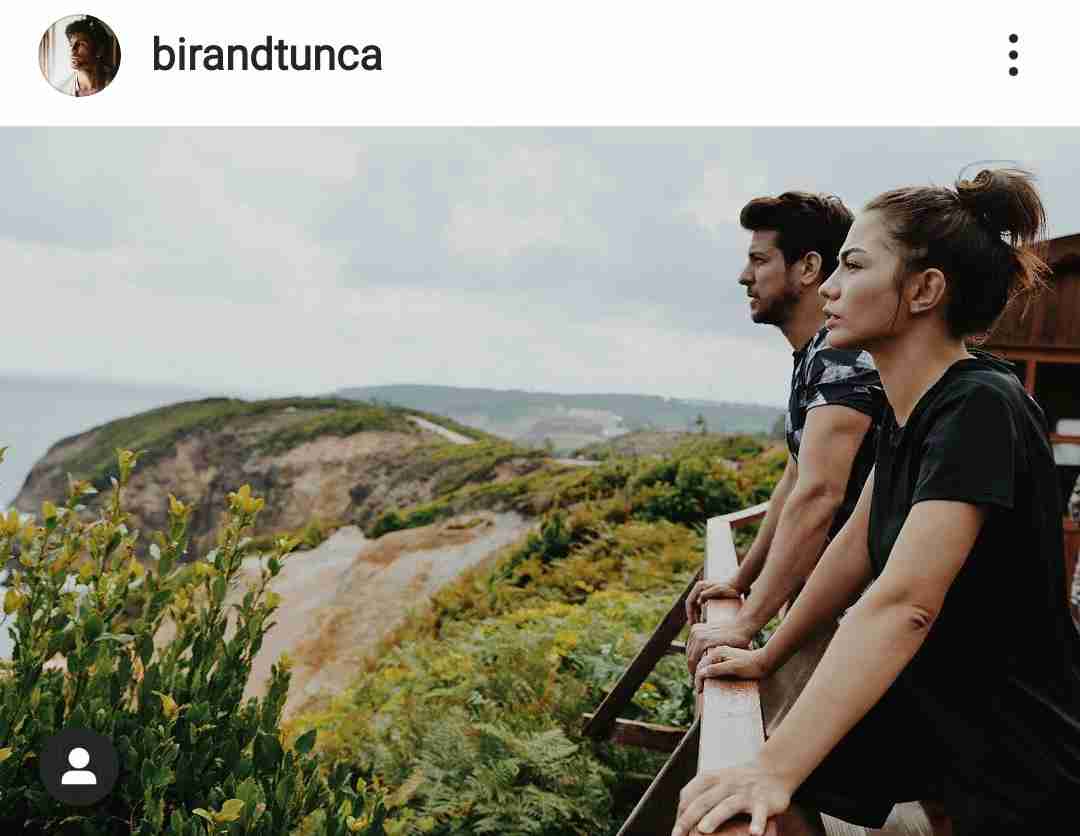 Birand Tunca e Demet Ozdemir insieme guardando l'orizzonte - Fonte Instagram
