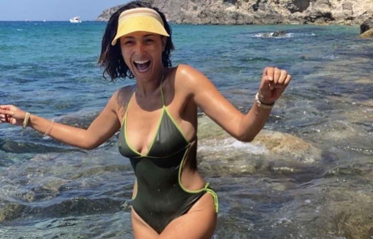 Caterina Balivo Pubblica Questa Foto In Costume Fioccano