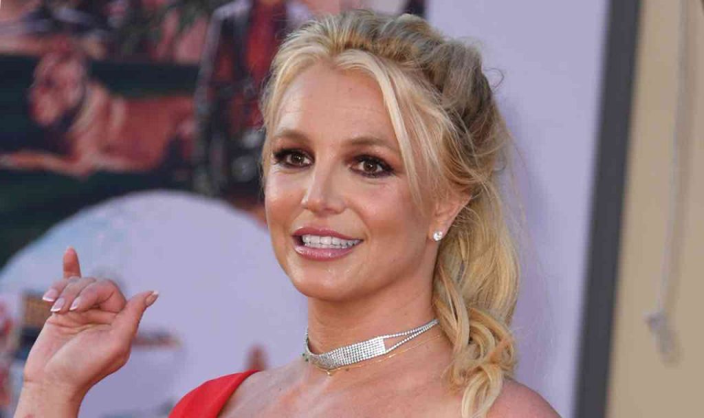 Britney Spears, ciabatte e occhiali da vista: eccola in versione casalinga
