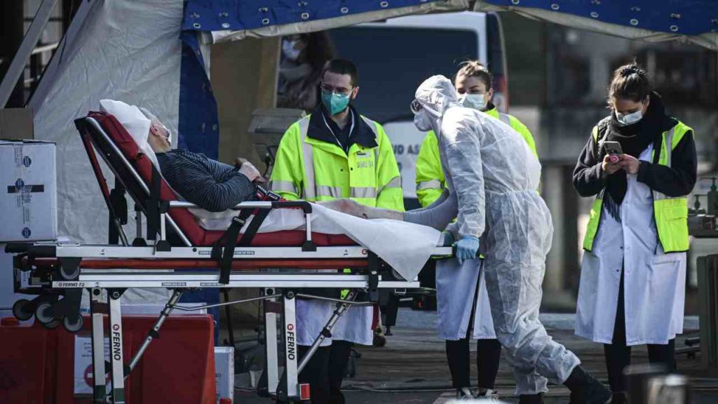 Covid, medici d’urgenza: “Situazione drammatica, Pronto soccorso presi d’assalto”