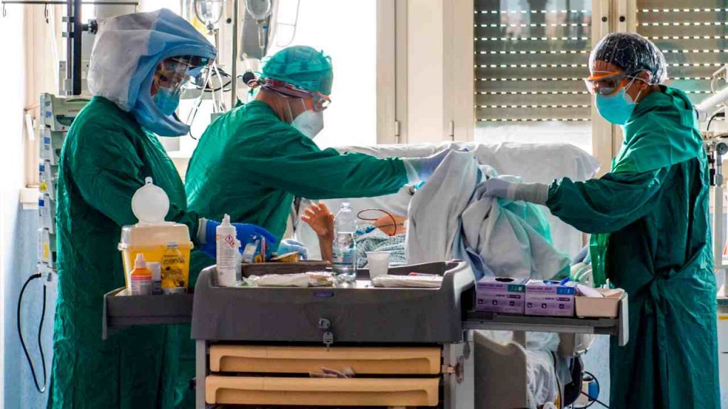 Roma, si riempiono i reparti Covid: positivi trasferiti negli hotel