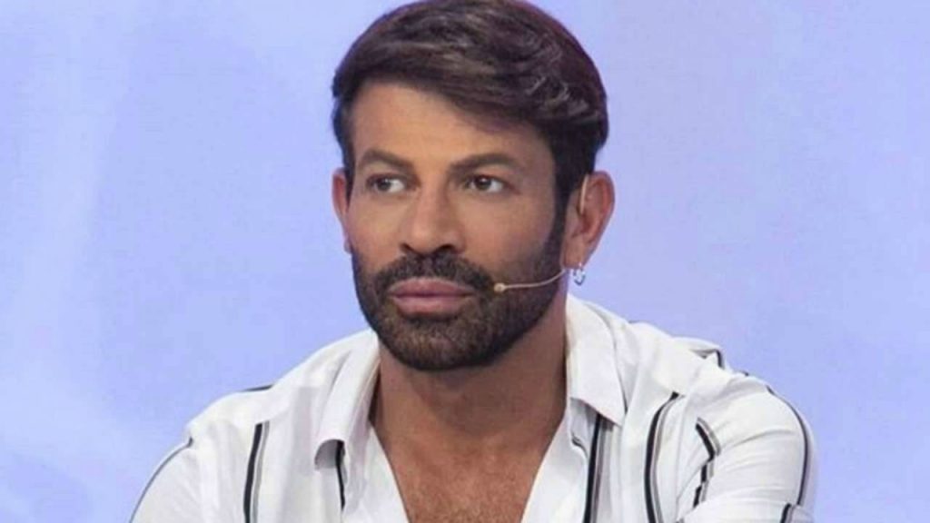 Gianni Sperti completamente nudo: arriva il commento della dama del trono over