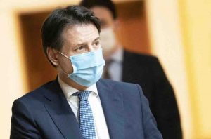 Il premier Conte: "Bisogna evitare l'arresto della produzione e la chiusura delle scuole"