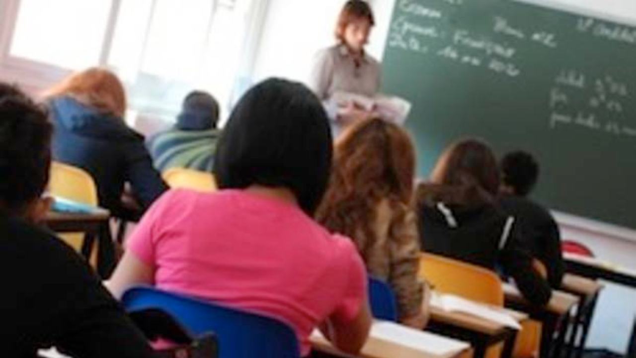 Insegnante fa lezione senza mascherina: preside chiama carabinieri Insegnante fa lezione senza mascherina: preside chiama carabinieri
