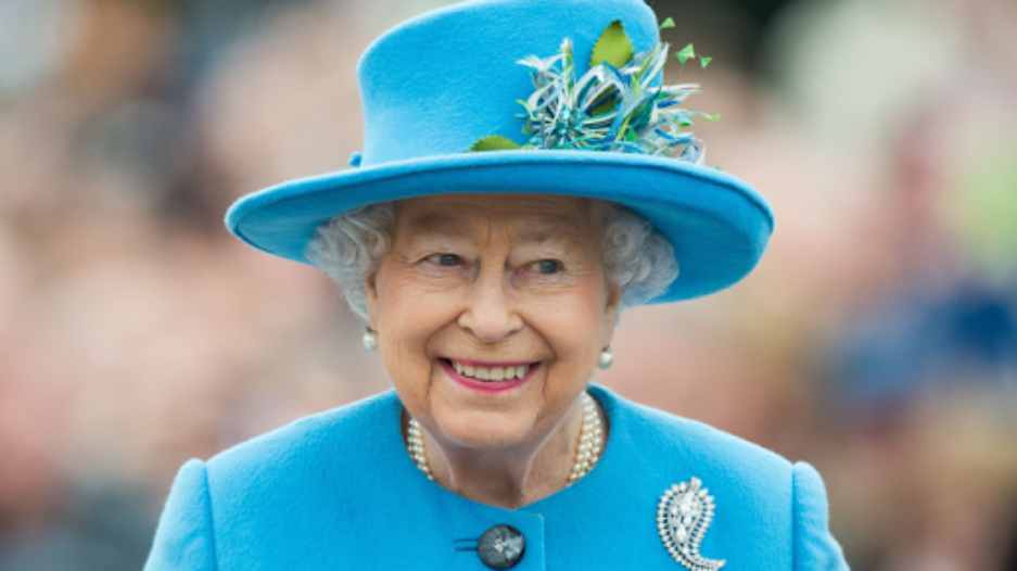 La Regina Elisabetta con vestito azzurro - meteoweek