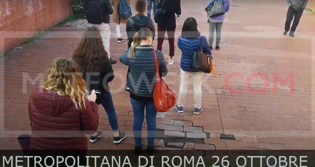 Nuovo Dpcm: il governo chiude i ristoranti ma in metro corre il contagio [VIDEO]