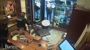 Milano rapina in diretta