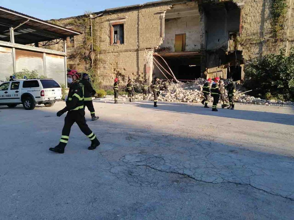 Crolla una palazzina a Napoli: in corso le ricerche dei dispersi (VIDEO)