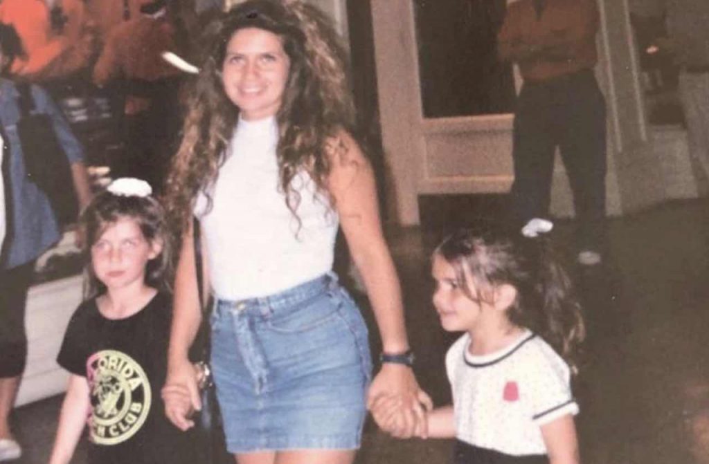 Qui piccola accanto alla sua mamma, oggi bomba sexy: chi è?