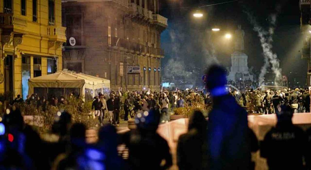 No a chiusure, centinaia in piazza a Napoli [VIDEO]