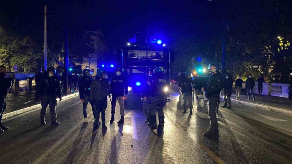 Manifestazione no Dpcm: guerriglia a Roma, cariche della polizia [VIDEO]