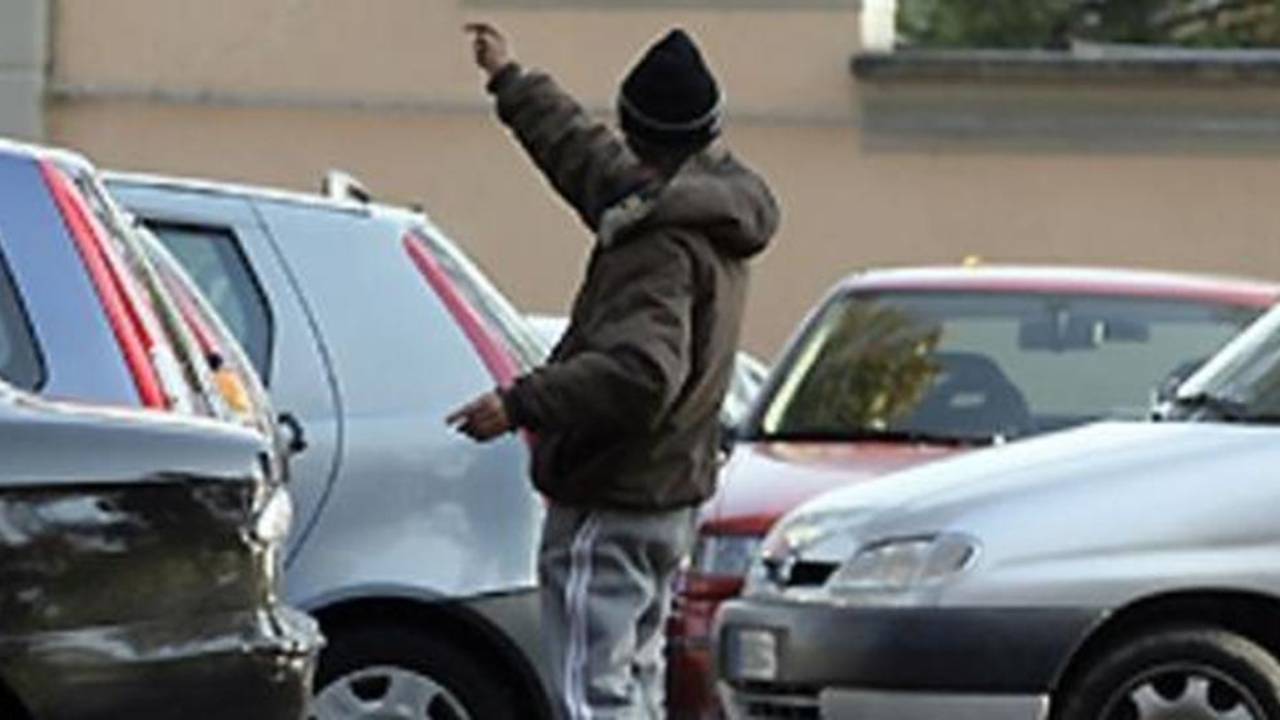 Scovato parcheggiatore abusivo “seriale”con reddito di cittadinanza: Inps revoca beneficio Scovato parcheggiatore abusivo “seriale”con reddito di cittadinanza: Inps revoca beneficio