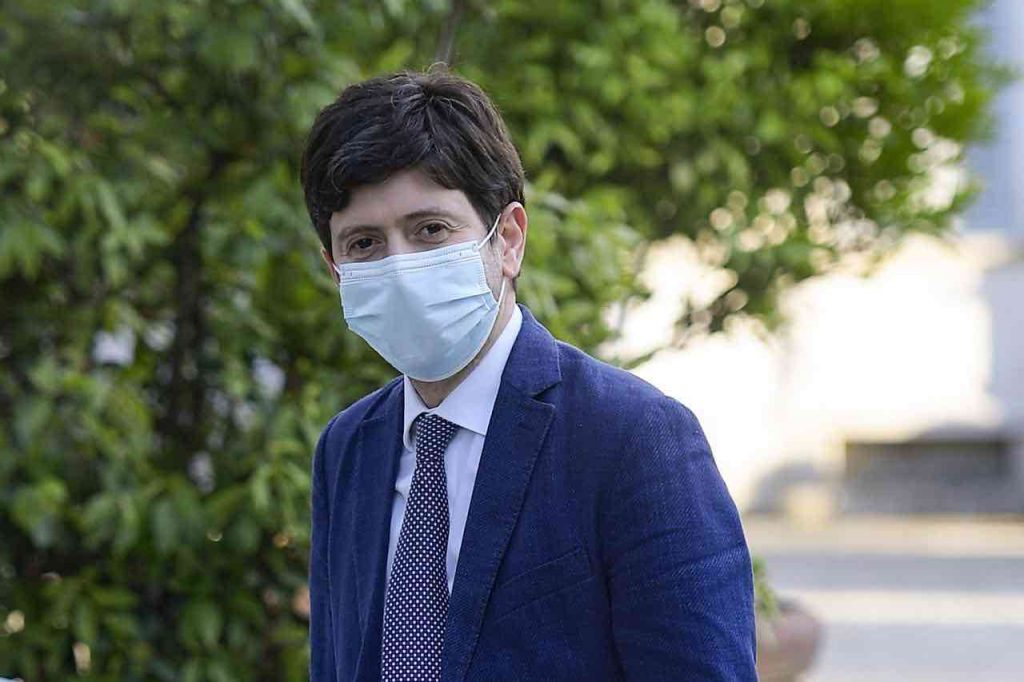 Aumento dei contagi in Italia, Speranza: “Nuova fase, stringere ancora”