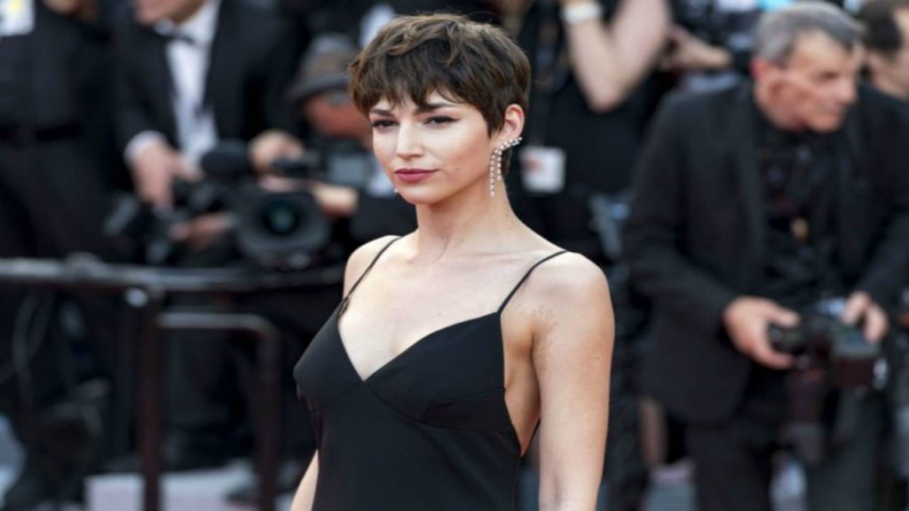 Ursula Corbero, l’accappatoio scivola giù | Intimo di pizzo per l’attrice | Foto