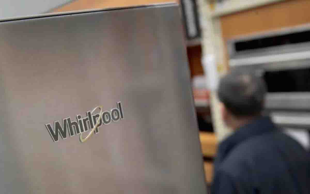 Whirlpool a Napoli, la conferma: il 31 ottobre cessa la produzione