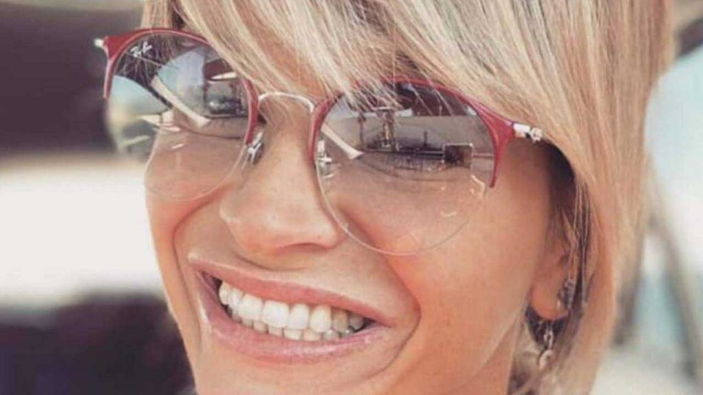 Alessandra Amoroso schiena nuda e lato B in primo piano: il look che infiamma il web