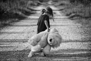 Si finge bimba per adescare minori: presol'orco che abusava i più piccoli