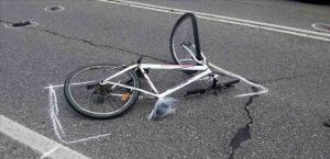 Giovane ubriaco investe Giovanna che va a casa in bici, nessuno scampo