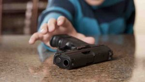 bimbo di 3 anni si spara e si uccide il giorno del suo compleanno