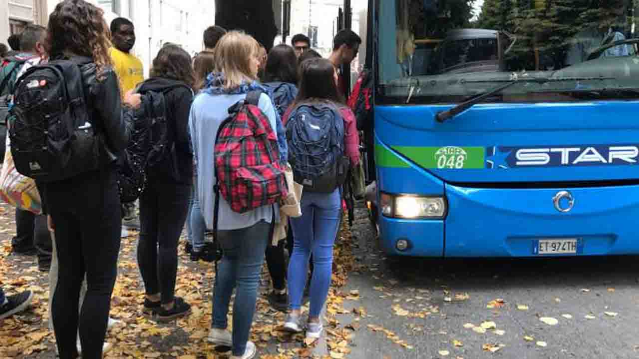 protesta studenti cagliari bus