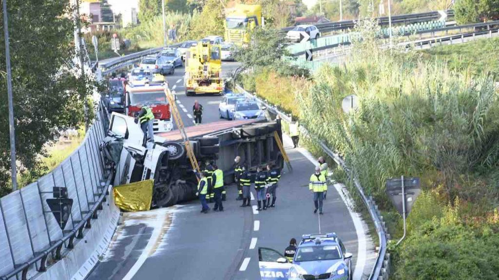 Il camion si ribalta: un uomo di 44 anni subisce una morte tremenda [FOTO]