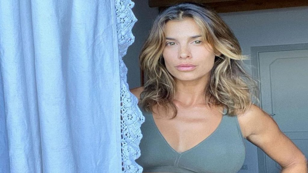 Elisabetta Canalis fa benzina in intimo trasparente: lo scatto bomba