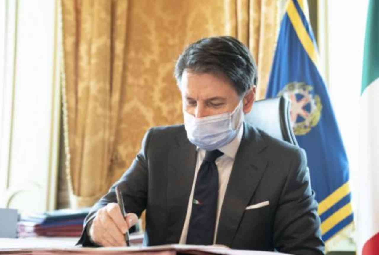 Covid, Conte e Speranza firmano il dpcm: paradosso all'italiana