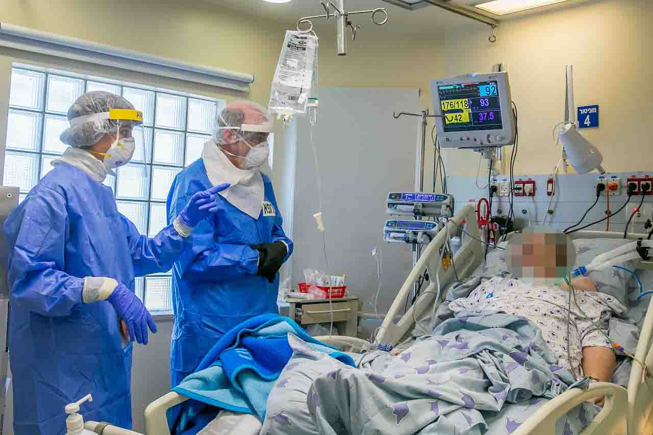Due virus letali scuotono la Francia: il Covid e il terrorismo Due virus letali scuotono la Francia: il Covid e il terrorismo