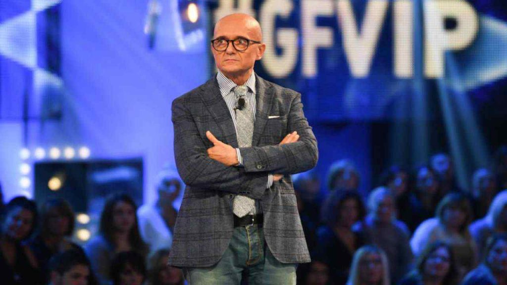Grande Fratello Vip, imbarazzante fuori onda: arriva una chiamata compromettente