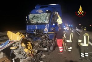 spaventoso incidente tir urta cantiere mobile muore 51enne autista