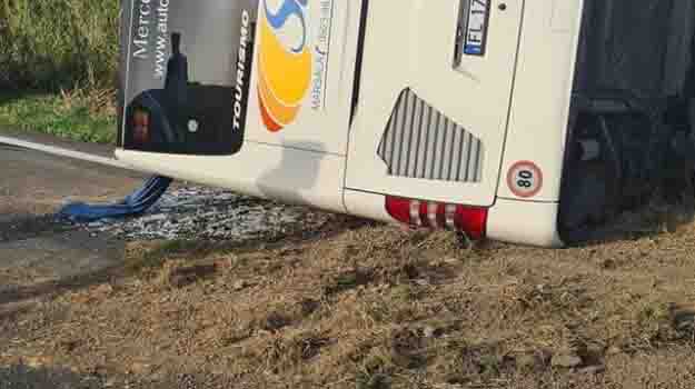 Drammatico incidente: pullman si ribalta, un morto e diversi feriti Drammatico incidente: pullman si ribalta, un morto e diversi feriti