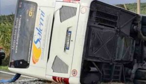 pullman ribaltato morto feriti
