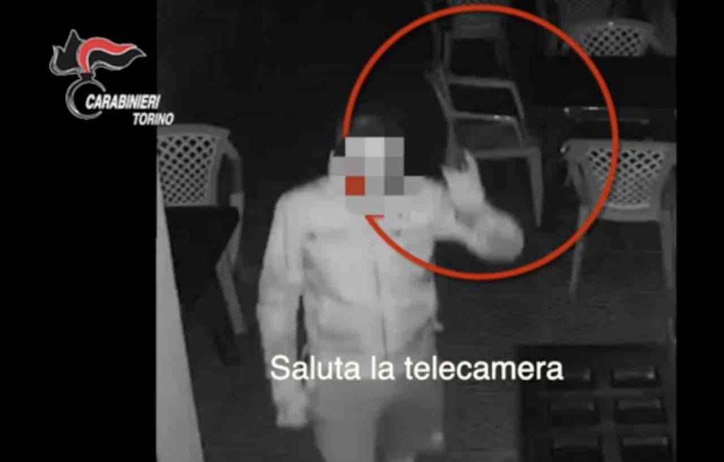 Saluta telecamere di videosorveglianza, preso ladro seriale [VIDEO]