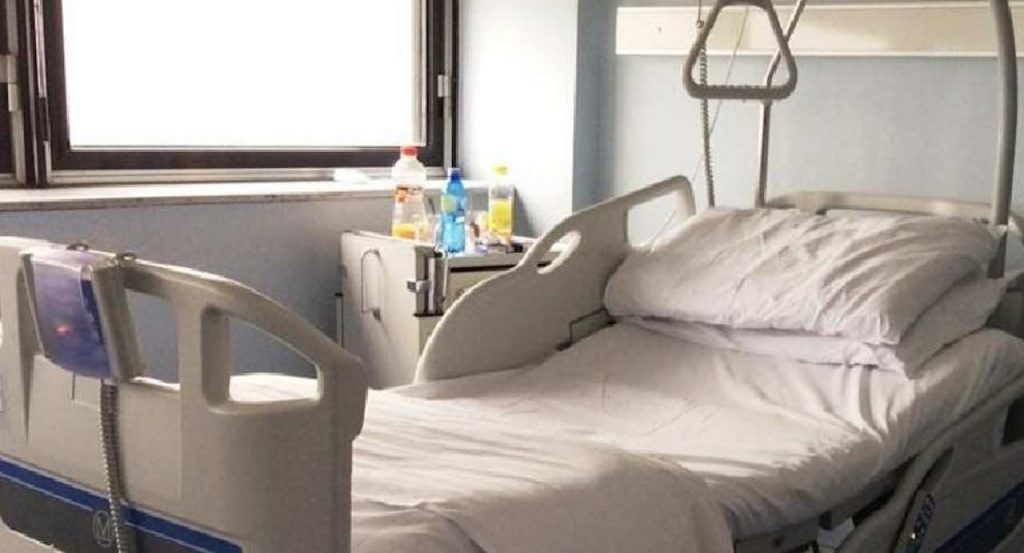 Fingeva di prendersi cura del parente della moglie per ucciderlo in ospedale