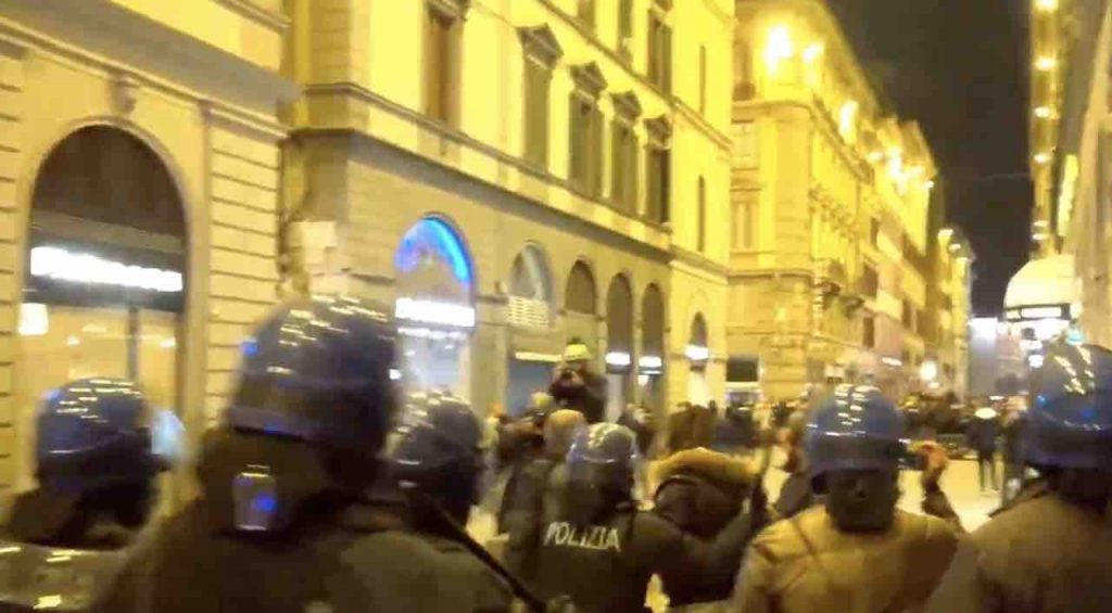 Manifestazione a Firenze non autorizzata contro il governo, scontri: la polizia carica [VIDEO]