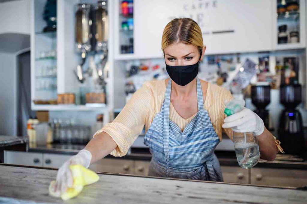 Coronavirus, multa a un’80enne per essersi tolta la mascherina per il caffé