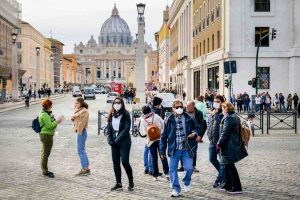 Indossare mascherine all'aperto ma non se si fa sport: paradosso ai tempi del covid