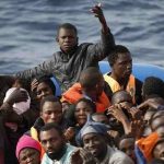 Migranti, traversate: 140 morti in Senegal e strage di bambini nella manica Migranti, traversate: 140 morti in Senegal e strage di bambini nella manica