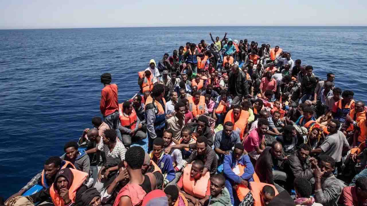 Migranti in fuga, Alarm Phone "100 persone in pericolo"