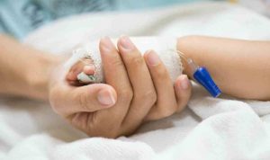 Due fratellini di 2 e 5 anni positivi alla cocaina: il padre li sottoponeva ad atroci torture